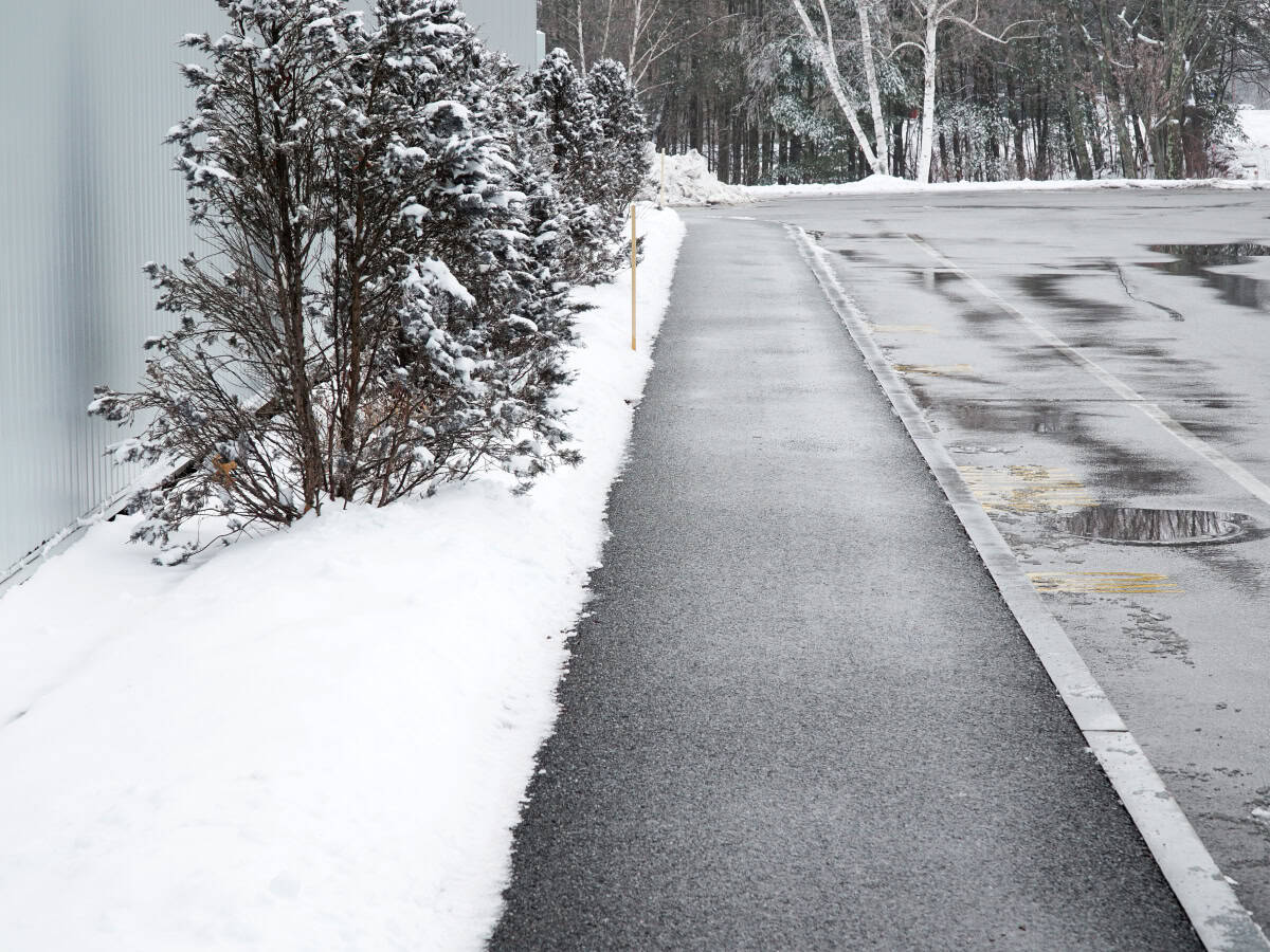 Liquid de-icer applied to pavement compared with granular rock salt